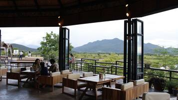 Breakfast, lunch, dinner served; Thai cuisine