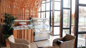Breakfast, lunch, dinner served; Thai cuisine