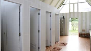 Tente Standard | Salle de bain | Douche, articles de toilette gratuits, chaussons, serviettes fournies