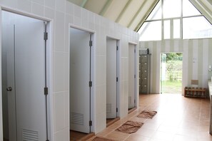 Standard-telttamajoitus | Kylpyhuone | Suihku, ilmaiset hygieniatuotteet, tohvelit, pyyhkeet
