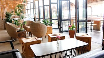 Breakfast, lunch, dinner served; Thai cuisine