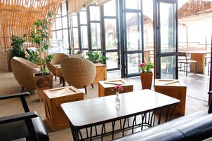 Se sirven desayunos, almuerzos y cenas; cocina tailandesa