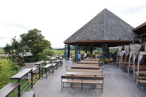 Breakfast, lunch, dinner served; Thai cuisine