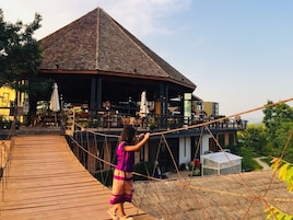 Se sirven desayunos, almuerzos y cenas; cocina tailandesa