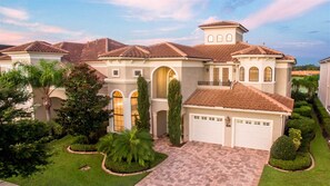 Front of property – evening/night - Je49280 - Reunion Resort - 6 Bed 5 Baths Villa (Kissimmee)