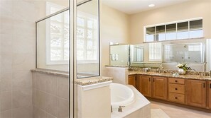Familienvilla, Whirlpool, zum Garten hin | Badezimmer | Regendusche, Haartrockner, Handtücher, Toilettenpapier