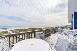 Outdoor dining - Gulf Front Beach House in Fort Morgan | Spacious Deck | Sleeps 10 (Gulf Shores)