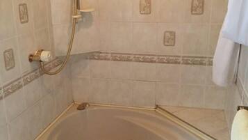 Kostenlose Toilettenartikel, Haartrockner, Handtücher