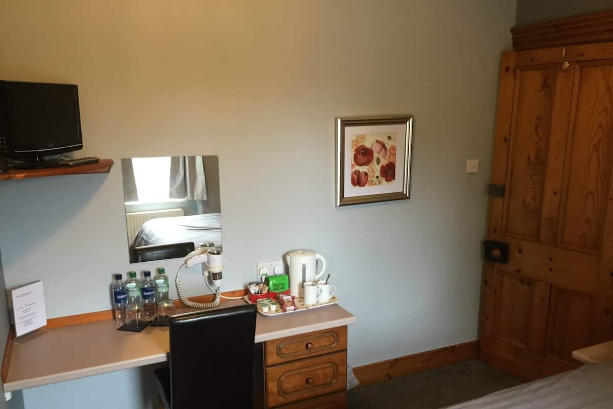 Tweepersoonskamer, 1 kingsize bed | Verduisterende gordijnen, gratis wifi, beddengoed