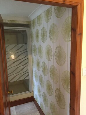 Habitación doble, 1 cama de matrimonio grande | Cortinas opacas, wifi gratis, ropa de cama