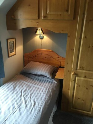 Habitación individual | Cortinas blackout, wifi gratis y ropa de cama