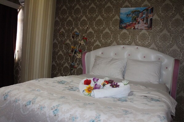 Minibar, escritorio, cortinas blackout y wifi gratis