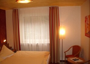 Double Room (Waldblick) | Meja, katil bayi/kot (percuma), katil lipat simpan/tambahan 