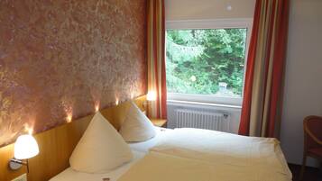 Doppelzimmer (Waldblick) | Schreibtisch, kostenlose Babybetten, Zustellbetten, kostenloses WLAN