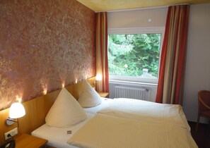 Double Room (Waldblick) | Desk, free cots/infant beds, rollaway beds, free WiFi - Hotel Waldcafé Jäger (Bad Driburg)