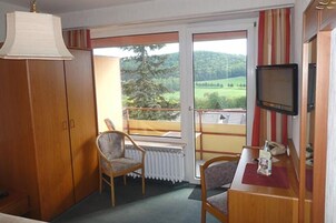 Single Room (Fernblick) | Living area | Flat-screen TV