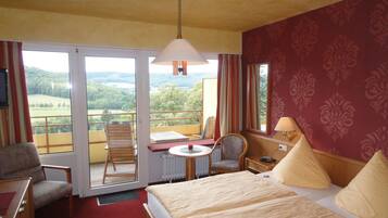 Comfort-Doppelzimmer, Balkon | Schreibtisch, kostenlose Babybetten, Zustellbetten, kostenloses WLAN
