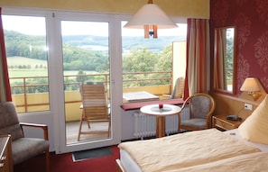 Chambre Confort double, balcon | Bureau, lit de bĂ©bĂ© (gratuit), lit dâappoint (supplĂ©ment)