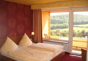 Chambre Confort double, balcon | Bureau, lit de bĂ©bĂ© (gratuit), lit dâappoint (supplĂ©ment)