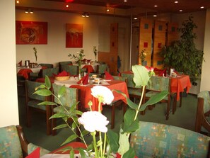 Café da manhã com buffet grátis todos os dias