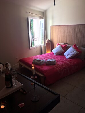 Kamar Double | Didekorasi berbeda-beda dan dilengkapi dengan perabotan berbeda-beda