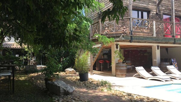 Outdoor pool, pool umbrellas, sun loungers - Esprit d'Ailleurs (Baillargues)