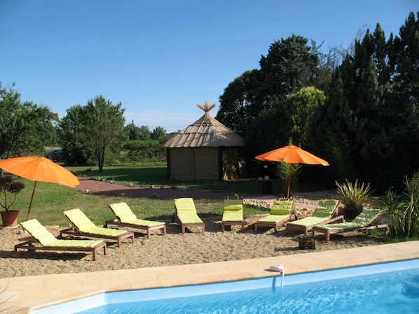 Piscine extérieure, parasols de plage, chaises longues