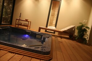 Indoor spa tub - Esprit d'Ailleurs (Baillargues)