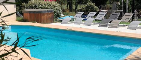 Außenpool, Sonnenschirme, Liegestühle