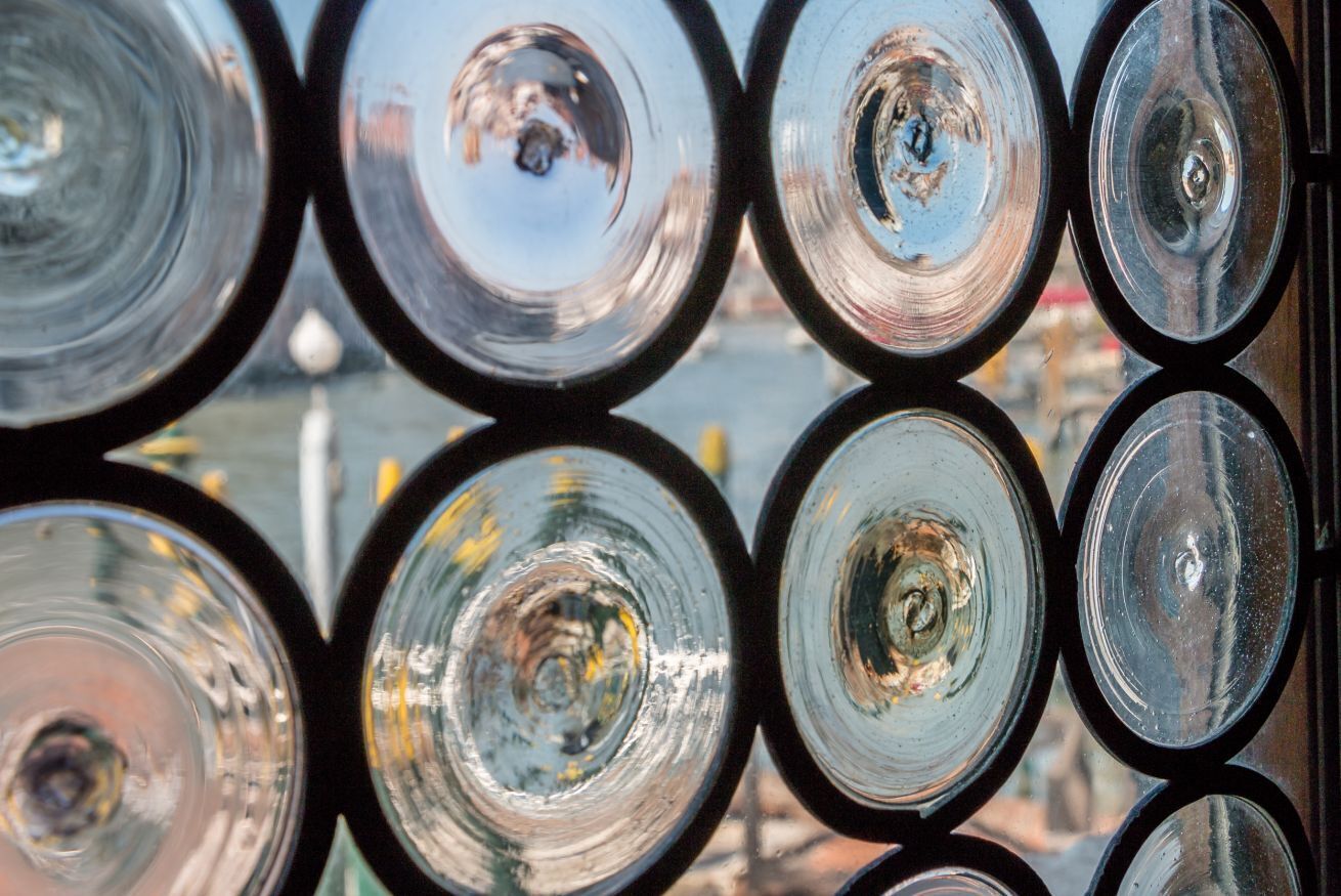 Un gros plan de panneaux de verre circulaires dotés d’une surface réfléchissante.