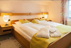 Doppelzimmer, 1 Queen-Bett, Nichtraucher | Minibar, Zimmersafe, Schreibtisch, Zustellbetten