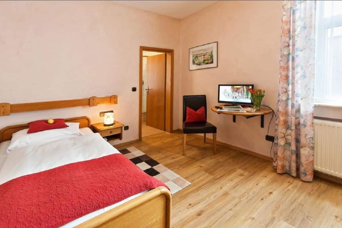 Minibar, caja de seguridad en la habitación y escritorio
