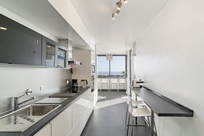 Fridge, microwave, oven, stovetop - Caniço VI, spacious apartment with pool. (Caniço)