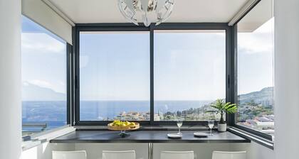 Caniço VI, spacious apartment with pool.