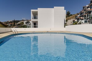 Pool - Caniço VI, spacious apartment with pool. (Caniço)