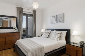2 bedrooms, iron/ironing board, WiFi, bed sheets - Caniço VI, spacious apartment with pool. (Caniço)