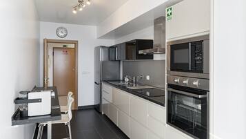 Een koelkast, een microgolfoven, een oven, een kookplaat