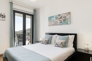 2 عدّة غرف نوم ومكواة/لوح كي وواي فاي وملاءات أسرّة