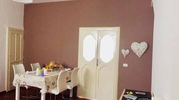 Termasuk sarapan masakan tempatan setiap hari