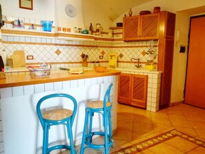Fridge, microwave, oven, coffee/tea maker