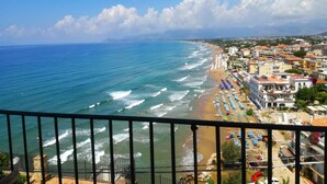 Eine Küstenstadt mit Strand, Hotel und Meerblick.