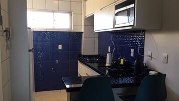 Apartamento design, para não fumantes | Cozinha privada | Geladeira, micro-ondas, cooktop
