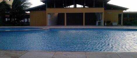 2 Außenpools, Sonnenschirme