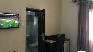 Executive Room | Desk, free WiFi, bed sheets