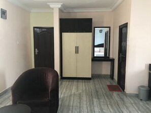 Suíte empresarial | Escrivaninha, Wi-Fi de cortesia, roupa de cama