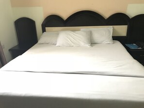 Desk, free WiFi, bed sheets - PennyHill Suites and Resorts (Enugu)