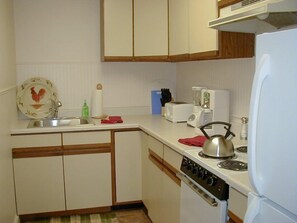 Coffee/tea maker, fridge, microwave, stovetop