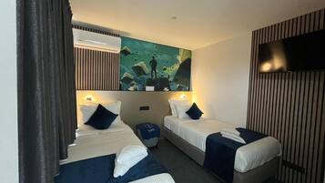 Chambre avec lits jumeaux, 2 lits une place | 1 chambre, bureau, rideaux occultants, Wi-Fi gratuit