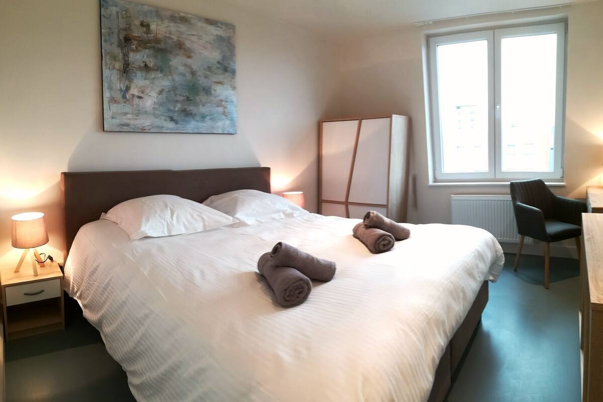 Desk, blackout drapes, free WiFi, bed sheets
