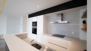 Appartement Supérieur, 1 chambre, non-fumeurs | Cuisine privée | Réfrigérateur dans l'espace commun, micro-ondes dans l'espace commun